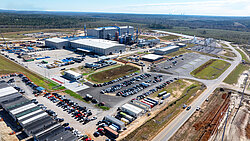 Photo: Aurubis: Top view of a field where construction work is taking place