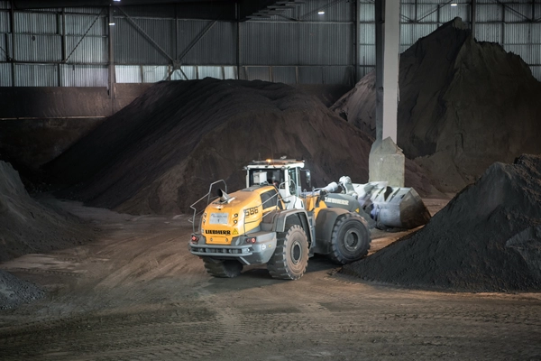 Photo: Aurubis: A yellow excavator working in a hall with lots of soil