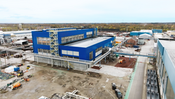 Photo: Aurubis: A large hall with a blue facade, shot from above