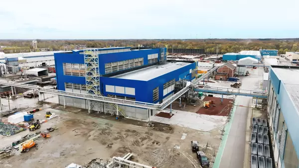 Photo: Aurubis: A large hall with a blue facade, shot from above