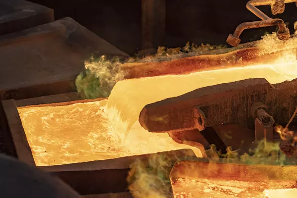 Foto: Aurubis: Feuriges, flüssiges Kupfer wird gegossen