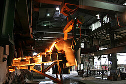 Photo: Aurubis: A large machine pours liquid and hot mass into a mold