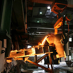 Photo: Aurubis: A large machine pours liquid and hot mass into a mold