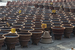 Photo: Aurubis: A large pot filled with heated mass is poured out