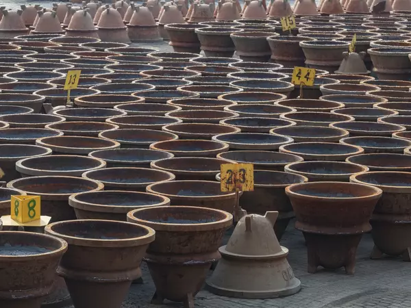 Photo: Aurubis: A large pot filled with heated mass is poured out