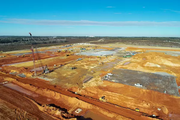 Photo: Aurubis: Top view of a field where construction work is taking place
