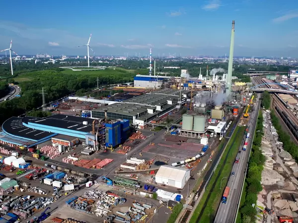 Photo: Aurubis: Drone image of a large plant with roads and buildings