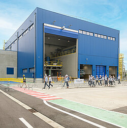 Photo: Aurubis: A blue hall from the outside, the gate is open