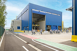 Photo: Aurubis: A blue hall from the outside, the gate is open