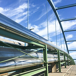 Photo: Aurubis: Several long industrial pipes on a green frame