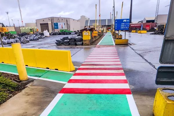 Photo: Aurubis: Marking in green and red crosswalk of a pedestrian path on the site